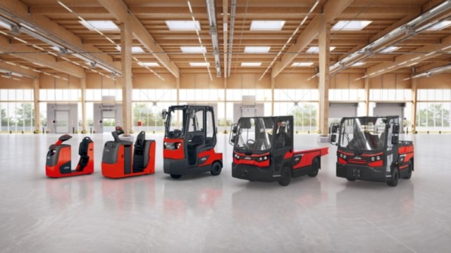 Group picture with Linde tractors and platform trucks 